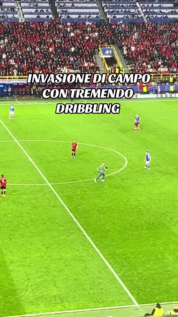 意大利vs阿尔巴尼亚比赛中一位球迷冲进场内过了一把瘾