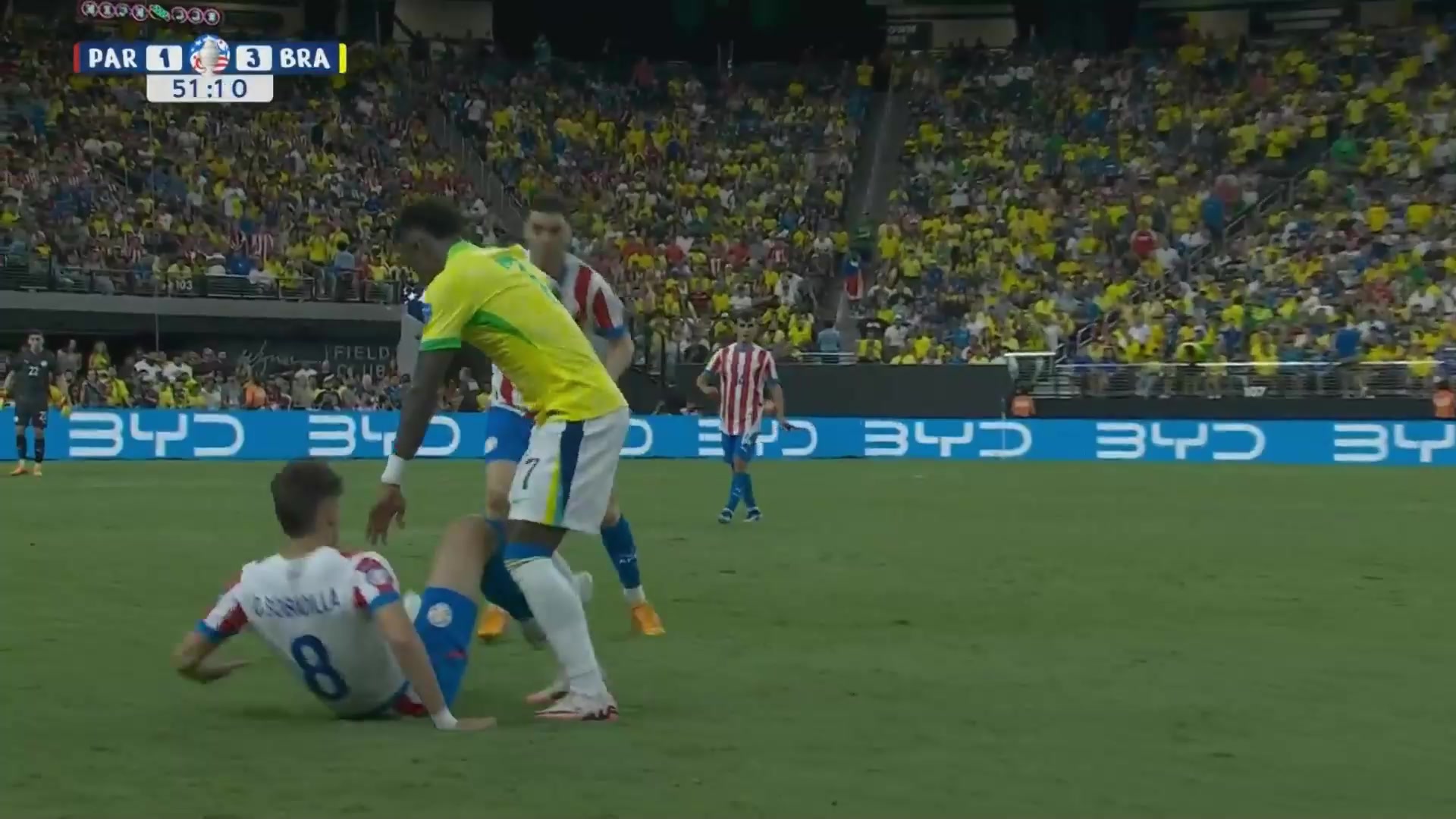 场面莫名喜感！维尼修斯跟着巴拉圭球员360°转圈抢夺球权