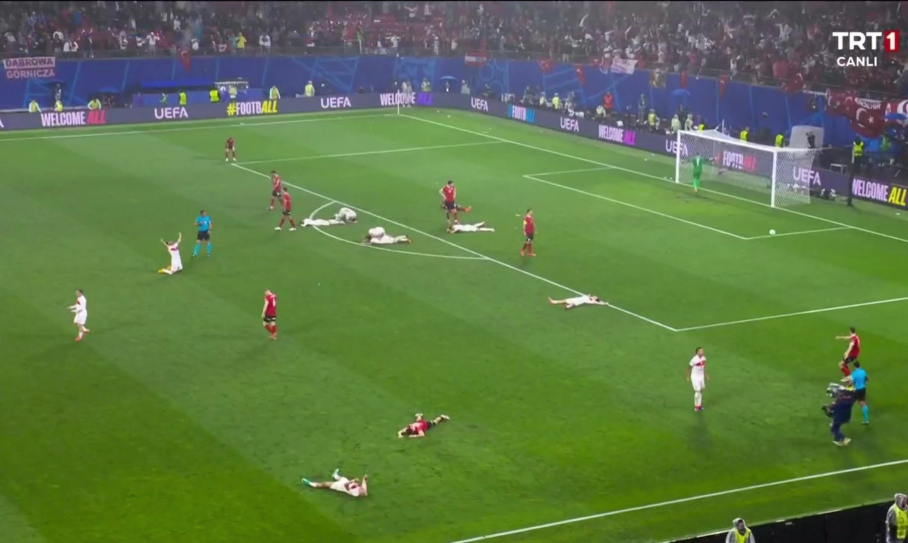感动！这是裁判响哨那一刻的画面，土耳其球员几乎全部倒地